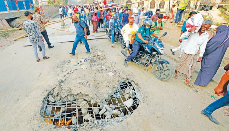 Commuters suffer as sinkhole appears on Tongi bridge