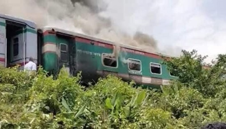 New Age | Fire in running train snaps Dhaka-Sylhet rail link for 3hrs