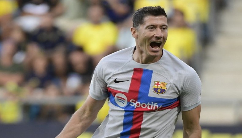 Robert Lewandowski on target as Barcelona beat Cadiz to restore LaLiga lead