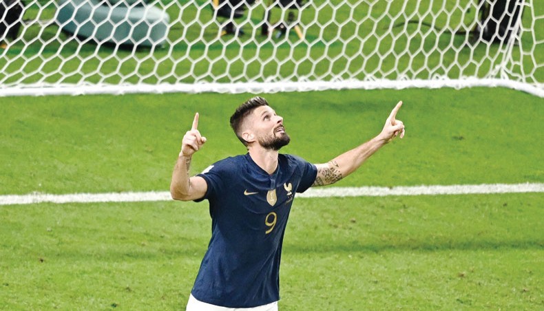 Giroud Profits From Benzema Blow