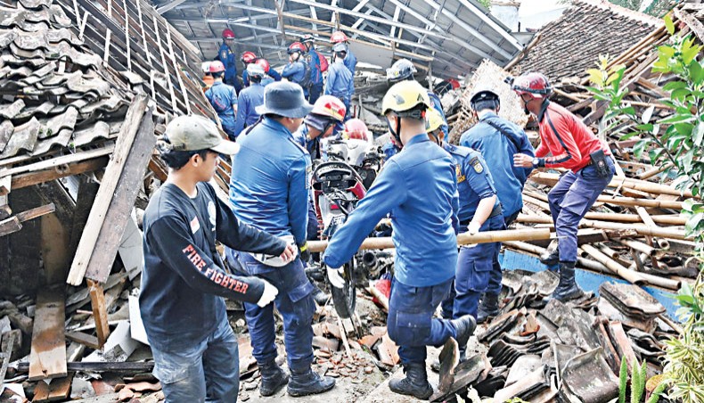 Indonesian Rescuers Race To Find Dozens Missing After Quake